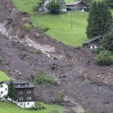 Certains habitants du village de Schwanden (GL), touché en août par un glissement de terrain, ignorent s'ils pourront retrouver un jour leur logement (archives).